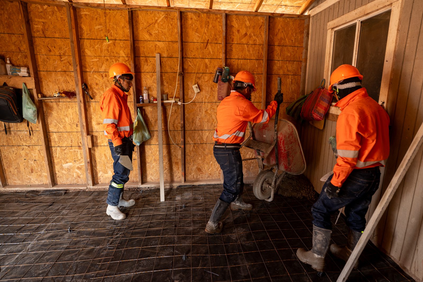 Voluntarios trabajando durante una intervención de piso firme